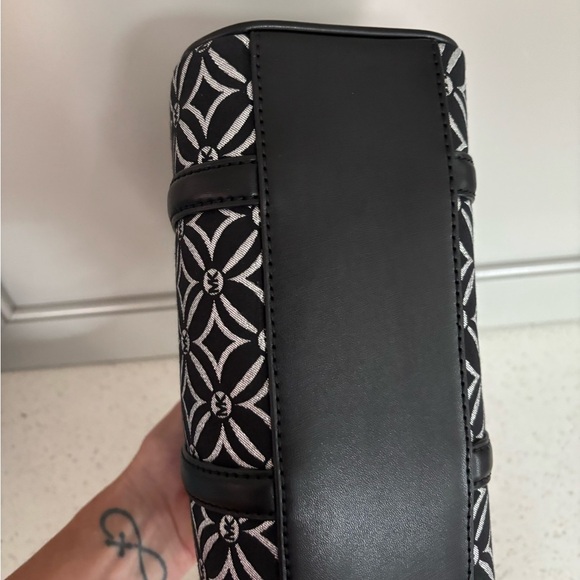 New! Michael Kors small crossbody duffle bag! Black/silver - Picture 6 of 8